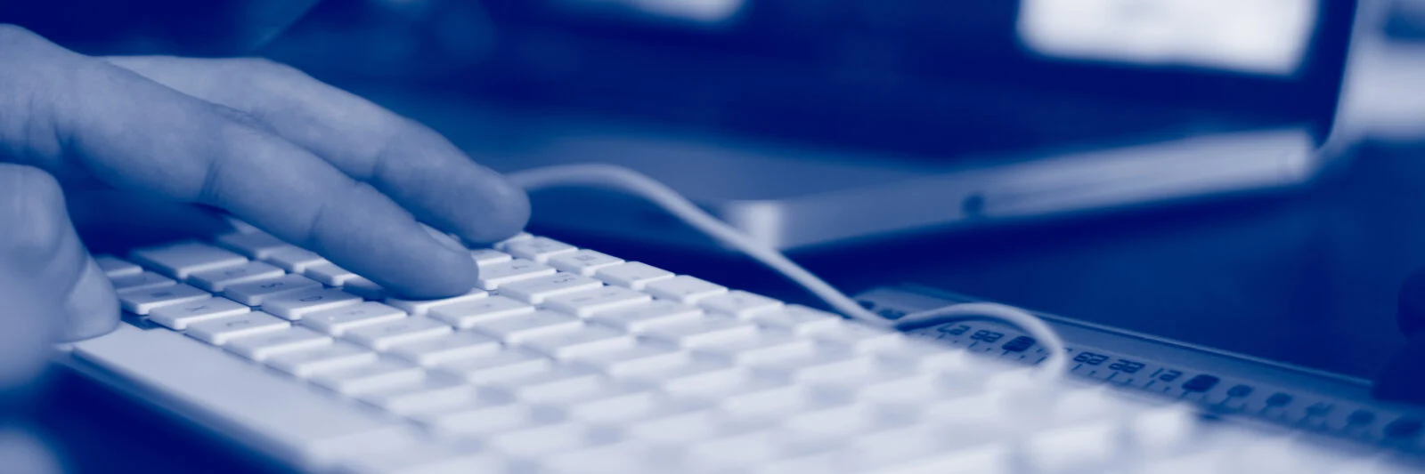 teclado y dedos recortada