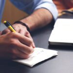 hombre portatil ordenador anotar